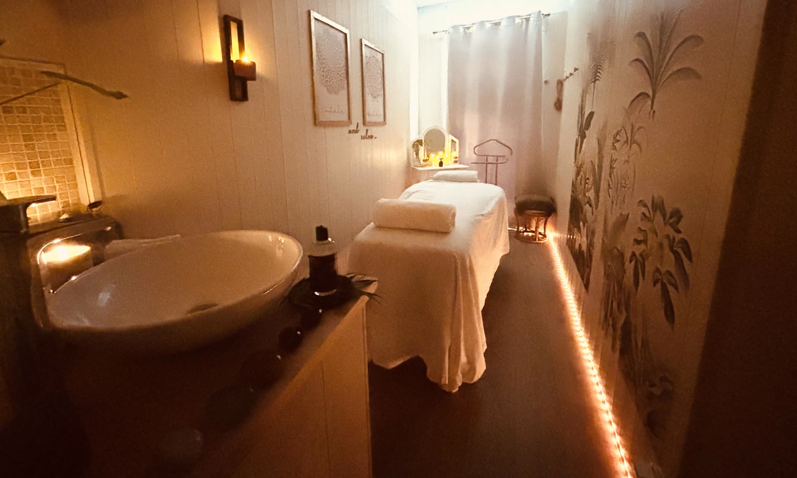 Cabine de soin des Rituels de Toav à la lueur des bougies : bain de pieds et table de massage